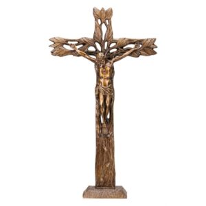 Crocifisso in bronzo su croce realizzata su tronco decorato con foglie