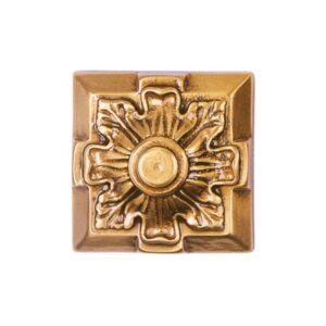 Borchia quadrata decorata in bronzo (non portante)