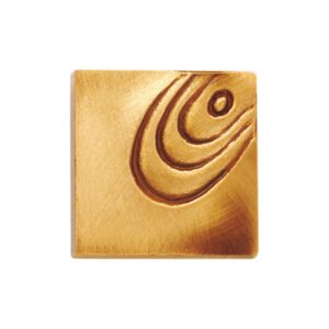 Borchia quadrata in bronzo con incisione (non portante)