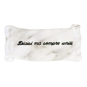 Pergamena commemorativa in bronzo per lapidi. Finitura marmo Carrara – Dedica: Divisi ma sempre uniti.