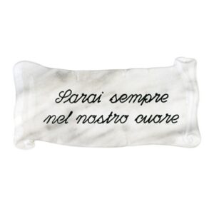 Pergamena commemorativa in bronzo per lapidi. Finitura marmo Carrara – Dedica: Sarai sempre nel nostro cuore.