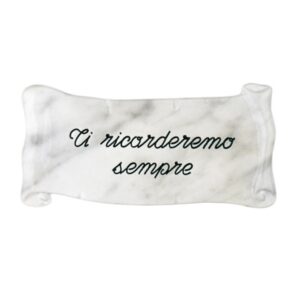 Pergamena commemorativa in bronzo per lapidi. Finitura marmo Carrara – Dedica: Ti ricorderemo sempre
