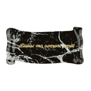 Pergamena commemorativa in bronzo per lapidi. Finitura marmo Nero Marquinia – Dedica: Divisi ma sempre uniti.