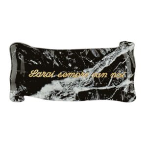 Pergamena commemorativa in bronzo per lapidi. Finitura marmo Nero Marquinia – Dedica: Sarai sempre con noi.